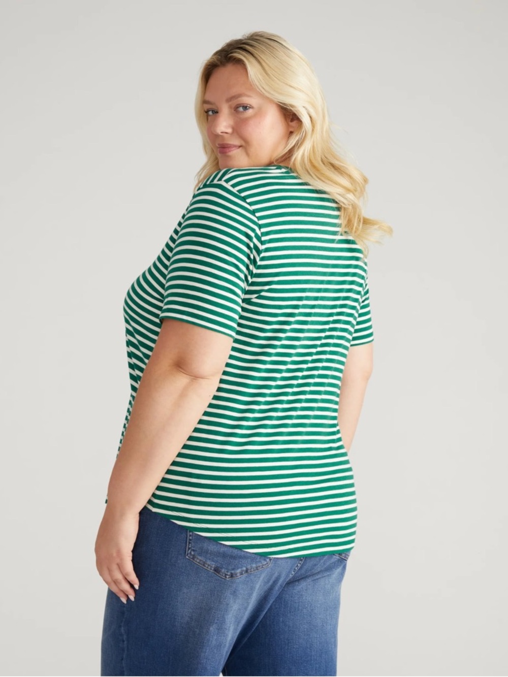 NWT Universal Standard V Rex Softest Tee in Aventurine/Ecru Stripe sz M 18/20 - Picture 3 of 11
